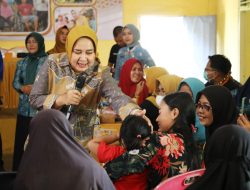 Ibu Riana Sari Arinal Serahkan Bantuan Kursi Roda dan Tongkat Alat Bantu Jalan Kepada Penyandang Disabilitas di Trimurjo, Lampung Tengah