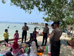 Memasuki Libur Nataru, Personil Ops Lilin Krakatau 2023 Lakukan Pengamanan Objek Wisata di Pantai