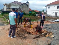 Bersinergi, Babinsa Jajaran Kodim 0410/KBL Laksanakan Gotong-royong Pembersihan Lingkungan di Wilayah Binaan