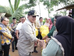 Gubernur Arinal Berdialog dan Berikan Bantuan Sosial kepada Masyarakat Desa Berasan Makmur, Kecamatan Tanjung Raya, Mesuji