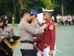 Kapolri Beri Pin Emas Kepada Pengasuh dan Taruna Berprestasi