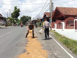 Babinsa dan Bhabinkamtibmas Gerak Cepat Antisipasi Laka Lalin Akibat Solar Tumpah di Jalan Sisingamangaraja