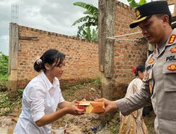 Respon Cepat, Kapolresta Bandar Lampung Turun Langsung Tinjau dan Bagikan Makanan di Lokasi Banjir