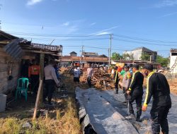 Polres Tulang Bawang Kerahkan Personel Bantu Warga Terdampak Bencana Angin Puting Beliung