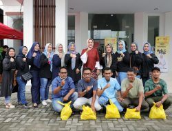 Dharma Wanita Persatuan Biro Adpim Pemprov Lampung Bagikan Takjil Gratis dari Program Gerakan Siger dan Gerakan “Beli dan Bagi” yang Diinisiasi Ibu Riana Sari Arinal