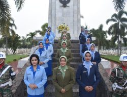 Peringati HUT Persit Kartika Chandra Kirana Ke -78 Dan Dharma Pertiwi Ke-60, Ketua Persit Kartika Chandra Kirana Koorcab Rem 043 PD II/Swj Pimpin Ziarah Ke Makam Pahlawan