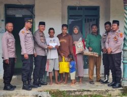 Kapolsek Rumbia Beri Bantuan dan Gotong Royong Perbaiki Rumah Warga Yang Tersambar Petir