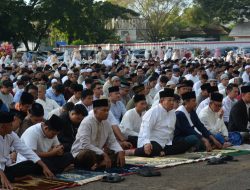 Danrem 043/Gatam Bersama Masyarakat Bandar Lampung, Sholat Idul Fitri 1445 H Di Lapangan Saburai