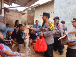 Kapolresta Bandar Lampung Turun Langsung Berikan Bantuan Kepada Warga Terdampak Banjir di Kecamatan Teluk Betung Timur