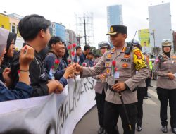 May Day, Polisi di Bandar Lampung Bagikan Bunga Hingga Makanan Gratis Kepada Peserta Unjuk Rasa