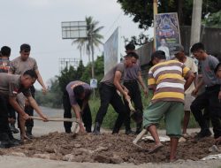 Brimob Polda Lampung Gotong Royong Uruk Jalan Desa di Lampung Tengah