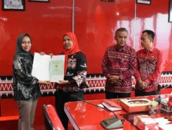 Walikota Bandar Lampung Eva Dwiana Bagikan 18 Sertifikat Tanah Gratis Melalui Proda Kepada Warga