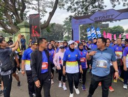 Bersama Gubernur Dan Ketua Harian KONI Provinsi Lampung, Danrem 043/Gatam Lepas Peserta Jalan Sehat Dan Lomba Lari Gubernur Run Lampung