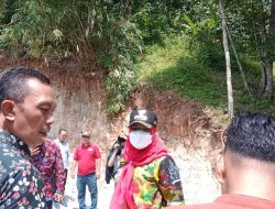 Walikota Bandar Lampung Eva Dwiana Memberikan Bantuan Yang Terdampak Banjir