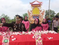 Beri Penghormatan Terakhir, Kapolres Lampung Tengah Ikuti Upacara Pemakaman Alm Kombespol I Ketut Widhiarto