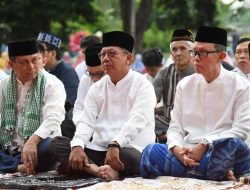 Ketua DPRD Mingrum Gumay Melaksanakan Sholat Idul Adha Bersama Masyarakat