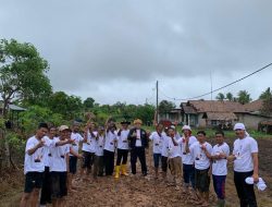 Relawan IM Ganjar dan Relawan Ganjar Mahfud Lampung Gotong Royong Perbaiki Jalan Lubuk Banjar Masin