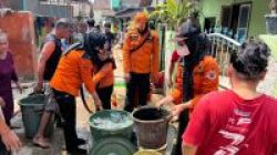 Pemkot Bandar Lampung Salurkan Air Bersih Bagi Warga Panjang