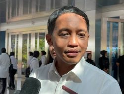 Menhut Raja Juli Main Domino Bareng Tersangka Pembalak Liar
