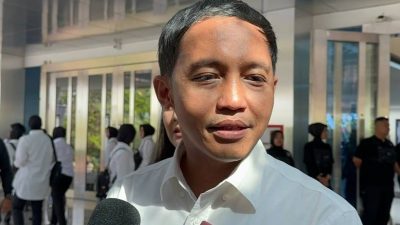 Menhut Raja Juli Main Domino Bareng Tersangka Pembalak Liar