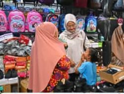 Ketua TP PKK Kota Sibolga Bantu Perlengkapan Sekolah Anak Korban Kebakaran di Parombunan