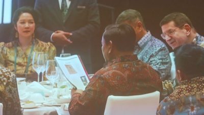 Prabowo dan Steve Forbes Makan Malam Bareng Kompak Pakai Batik