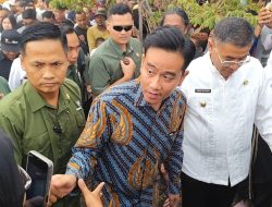 Gibran Naik Perahu dan Janji Perbaiki Infrastruktur Pesisir