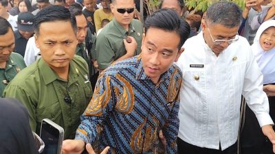 Gibran Naik Perahu dan Janji Perbaiki Infrastruktur Pesisir