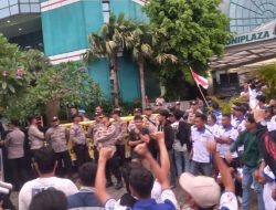 Ribuan Buruh Perkebunan labuhanbatu Raya Demo Kantor Asian Agri Grup ,Desak Hentikan Perbudakan Kepada Istri dan Anak