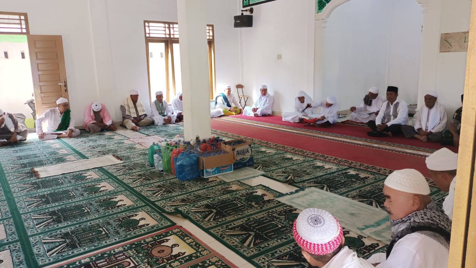 Ratusan jamaah, para tuan guru, serta masyarakat sekitar turut hadir memadati area persulukan