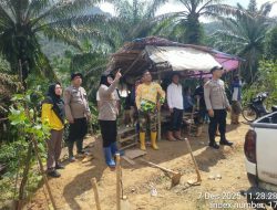 Polsek Na IX-X Bersama Wakil Bupati Tinjau Lokasi Luapan Sungai Hatapang, Pastikan Warga Aman