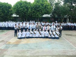 Bhabinkamtibmas Kelurahan Kartini Ajak Pelajar Jaga Diri dan Lingkungan Lewat Cooling System di MTsN 1 Rantau Utara