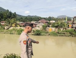 Antisipasi Dampak Perubahan Cuaca, Polsek Aek Natas Pantau Debit Air Sungai Bandar Durian