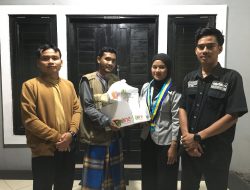 Ketua KOPRI PMII FSH UINSU, Hazizah Hasibuan, salurkan bantuan obat-obatan bagi korban banjir Aceh Tamiang.