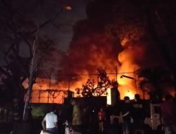 Api Tak Kunjung Padam, Pabrik Sandal di Medan Deli Terbakar Sejak Malam
