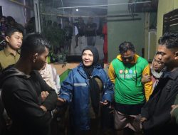 Di Tengah Hujan Deras, Eva Dwiana Temui Keluarga Korban Banjir