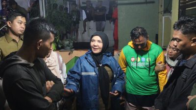Di Tengah Hujan Deras, Eva Dwiana Temui Keluarga Korban Banjir