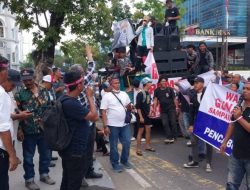 Massa Desak Pembukaan Kembali PT TPL di Depan Kantor Gubernur Sumut