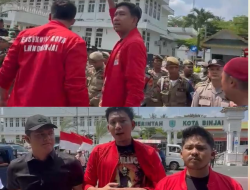 Demo PKL Binjai Diwarnai Pagar Rusak, LMND Soroti Pedagang Kecil