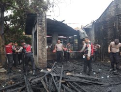 Bukan Cuma Jaga, Polres Labuhanbatu Ikut Sapu Puing Pascakebakaran di Rantauprapat