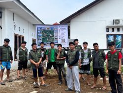 Mahasiswa KKN ULB Pasang Plang Peta Administrasi Digital di Desa Kampung Baru