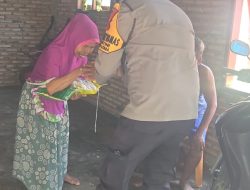 Wujud Kepedulian, Bhabinkamtibmas Kelurahan Kartini Aiptu Muhammad Ikhsan Berbagi Sembako untuk Kaum Duafa