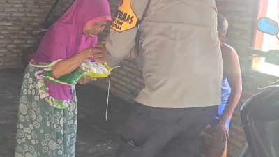 Wujud Kepedulian, Bhabinkamtibmas Kelurahan Kartini Aiptu Muhammad Ikhsan Berbagi Sembako untuk Kaum Duafa