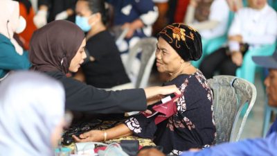 Bukan Sekadar Pengobatan Gratis, Unila Ajak Warga Pulau Pasaran Jaga Lingkungan