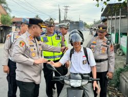 Humanis! Kapolres Labusel Turun ke Jalan, Atur Lalu Lintas dan Bagikan Helm Gratis Kepada Warga