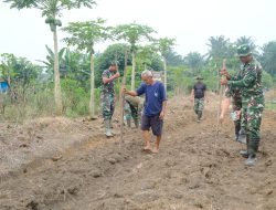 Semangat Pak Gusti di Usia 66 Tahun, Satgas TMMD ke-130 Kodim 0209/LB Tanah Harapan Lewat Hanpang