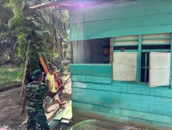 Satgas TMMD ke-130 Gotong Royong Bongkar Bagian Depan Rumah Edi Harahap